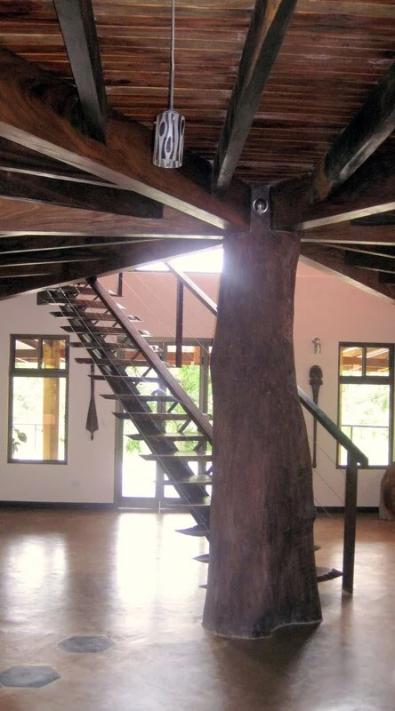 Wooden cabin with a covered porch at Mei Tai Cacao Lodge in the green hills of Bijagua near Rio Celeste